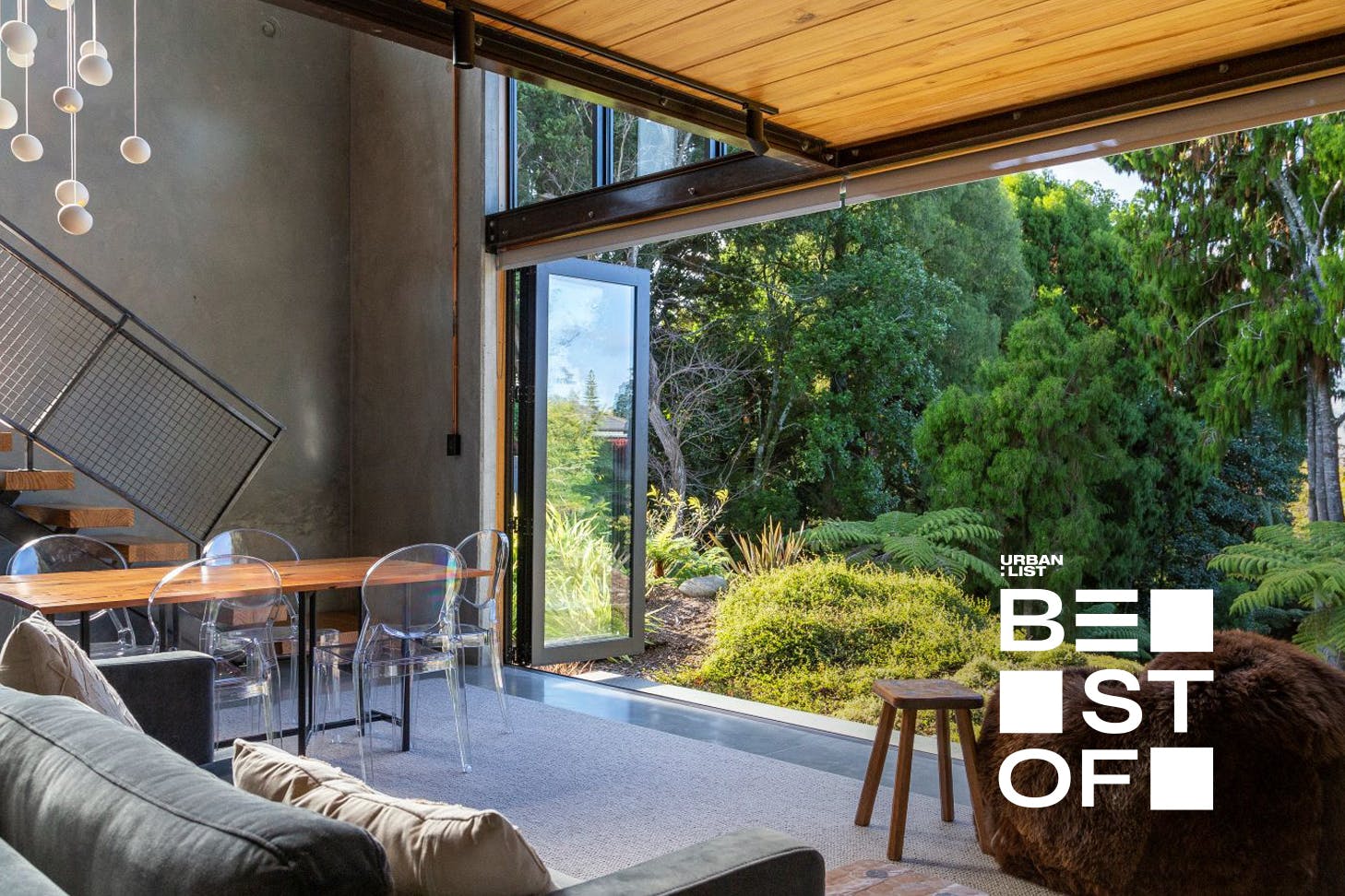 A spacious lounge that opens up to nature.